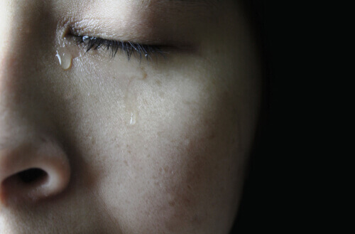 Une femme versant une larme