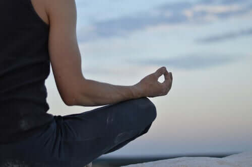 Imiter un moine zen en méditant