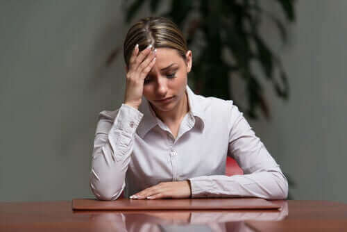 Une femme préoccupée à son bureau