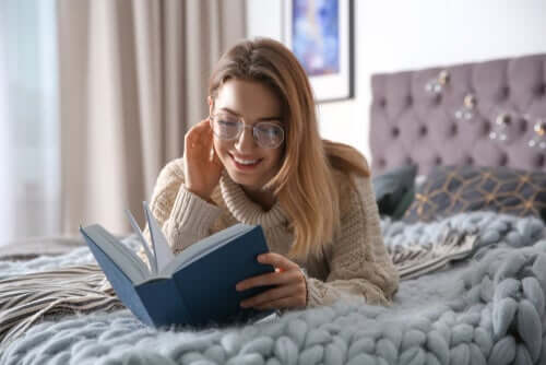 Une femme se renseignant au sujet de sa vocation professionnelle