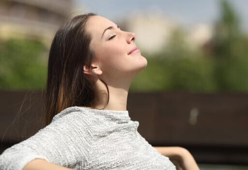 Une femme qui tente de mieux respirer