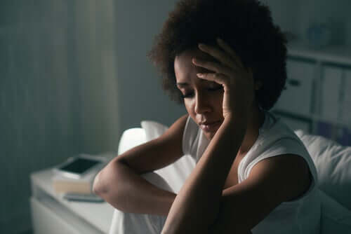 Une femme dans la rumination psychologique