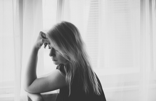 Une femme ayant besoin d'appliquer les règles du bien-être
