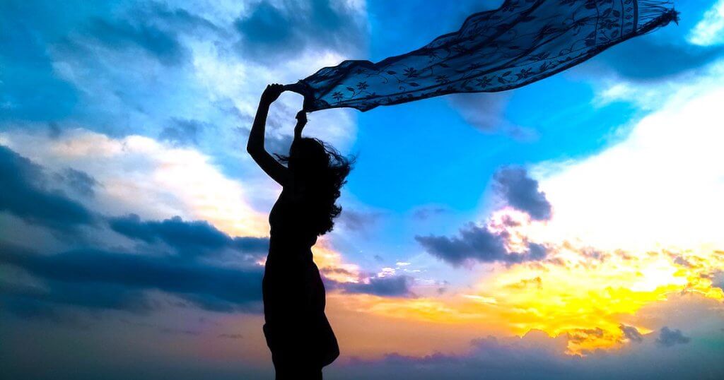Une femme portant un voile dans le vent