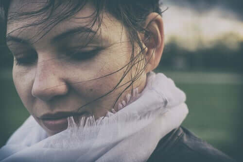 Une femme tentant de se défaire de la rumination psychologique