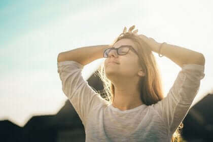 Une femme fermant les yeux