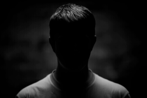 Un homme dans l'ombre