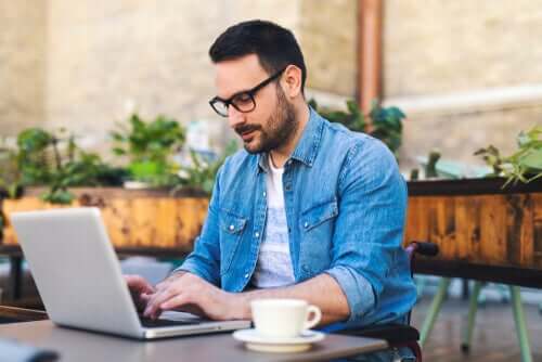 Un homme ayant adopté le travail à son compte