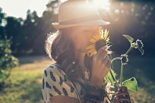 Une femme ayant un comportement introverti