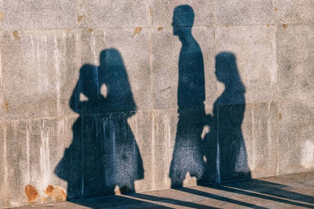 Un mur avec des ombres