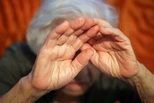 Une personne âgée se protégeant grâce au Cane-Fu