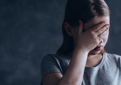 Une petite fille pensant à la garde alternée