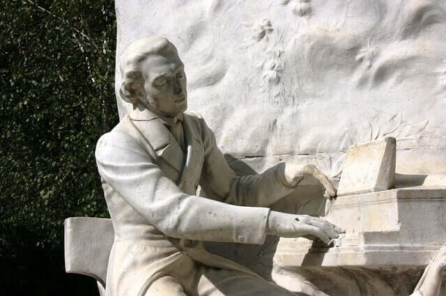 Une statue de Chopin jouant du piano