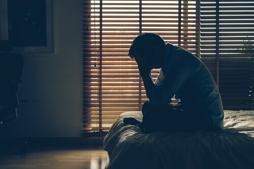 Un homme rongé par le stress économique.