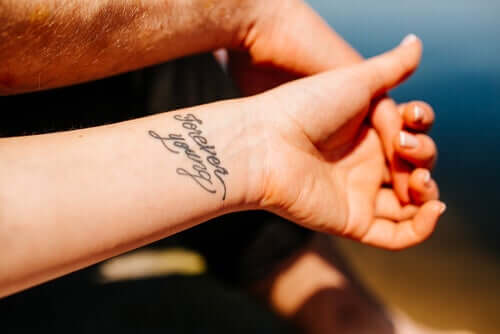 Parmi les plus beaux styles de tatouages, il y a les phrases et autres citations