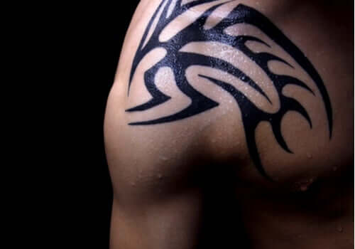 Le style tribal figure parmi les plus beaux styles de tatouages