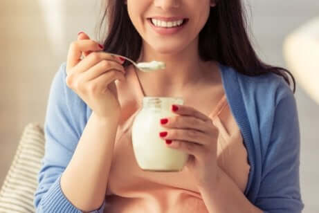 Une femme qui mange un yaourt
