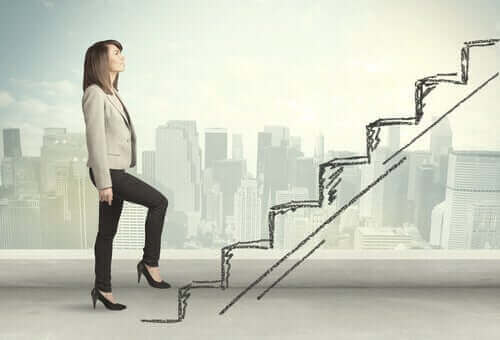 Une femme qui monte des escaliers pour se réinventer