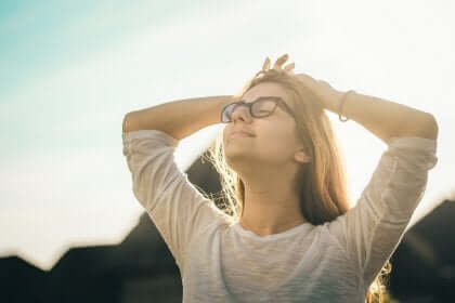 Une femme adoptant les bonnes habitudes pour changer sa vie