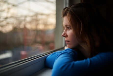 Une femme pensive réfléchissant à l'importance des soins