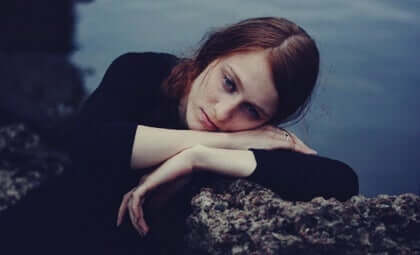 Une femme triste.
