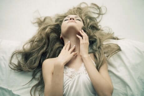 Une femme en pleine méditation orgasmique