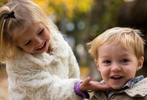 Les souvenirs d'enfance heureux apportent de la force émotionnelle à l'âge adulte