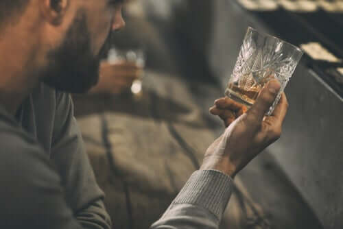 Un homme avec des problèmes d'alcool