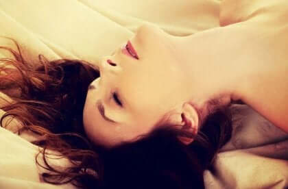 Une femme pratiquant la méditation orgasmique