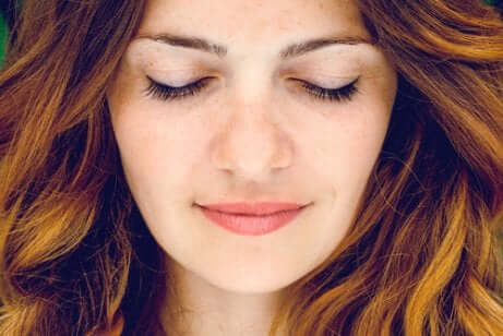 Une femme qui pratique la méditation.