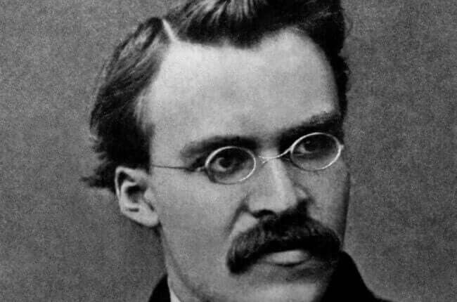 Un portrait de Friedrich Nietzsche.