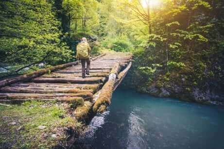 La sérénité d'un voyageur qui traverse un pont.