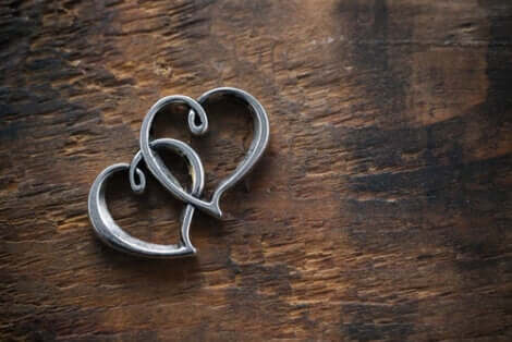 Deux bijoux en forme de coeur représentant l'amour de Mala et Edek.