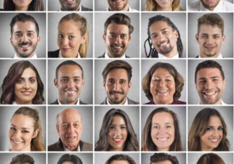 Paralysie faciale et différents visages.