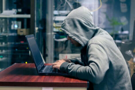 Un hacker en train de faire du phishing.