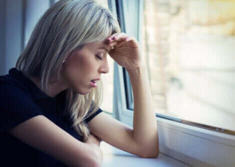Une femme stressée par le confinement terminé.
