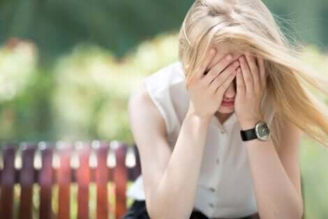 Une femme envahie par l'éco-anxiété.