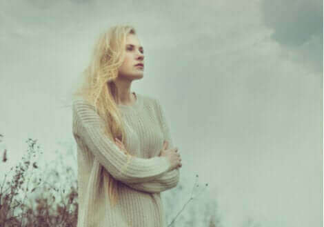 Une jeune femme pensant à ses attentes.