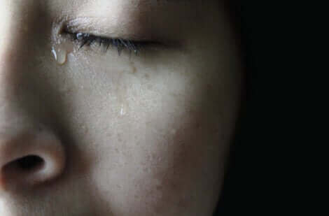 Une femme qui pleure car on a déçu ses attentes.