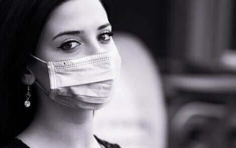 Une femme portant un masque pour le déconfinement.