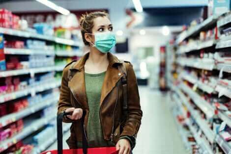 Une femme faisant ses courses pendant le confinement.