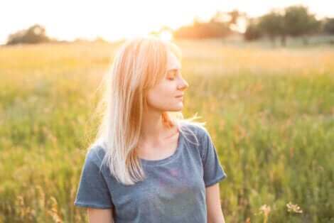 Une femme qui pratique la respiration holotropique.