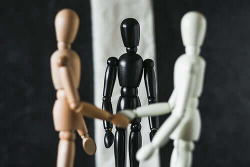 Lamédiation familiale symbolisée par des figurines.