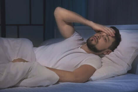 Un homme ayant un mauvais sommeil, ce qui peut provoquer un sentiment de solitude.