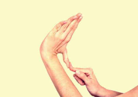 Le syndrome d'Ehlers Danlos et l'élasticité de la main.