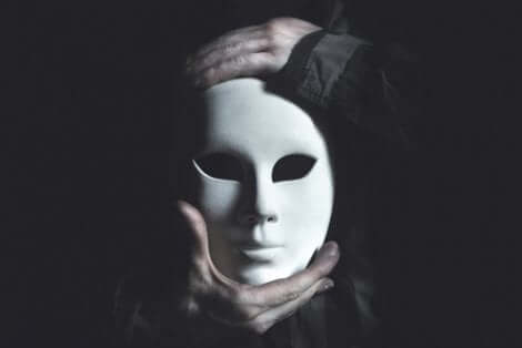 Les masques que nous portons nous éloignent de nos émotions.