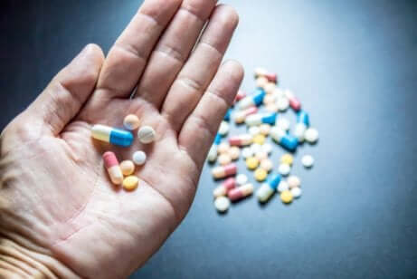 Des médicaments hypnotiques dans une main.