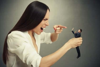 Le syndrome du grand homme chez les personnes narcissiques.
