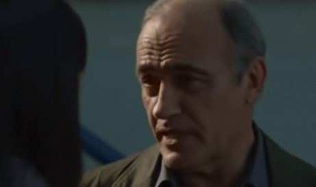 Un homme parlant du silence.