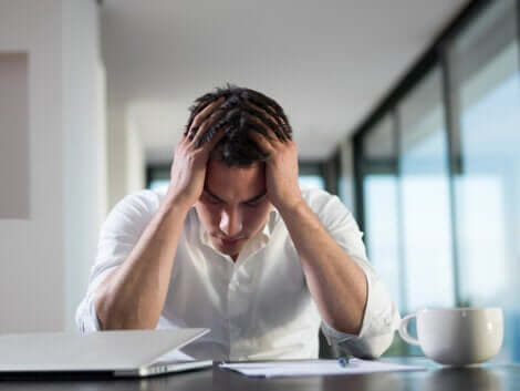 Un homme ressentant du stress au cours de la pandémie.